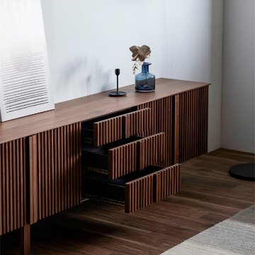 セラン ローボード（Serein Lowboard）｜天然木無垢材の縦格子が美しい、モダンリビングを格上げする国産サイドボードの画像