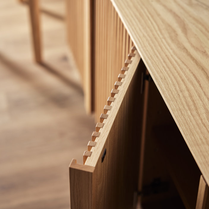 セラン サイドボード（Serein Sideboard）｜ダイニングと高さを揃える建築美。天然木無垢材の縦格子が空間を繋ぐ国産ミドルボードの画像