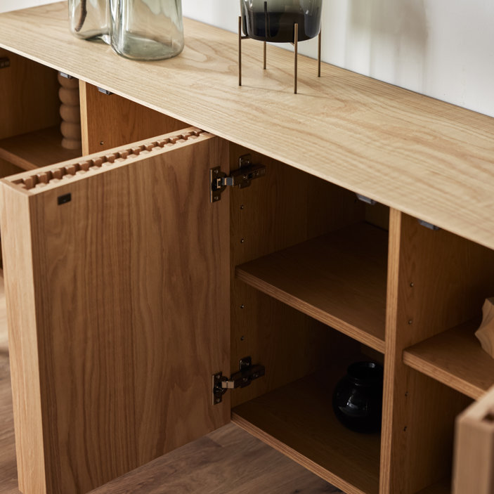 セラン サイドボード（Serein Sideboard）｜ダイニングと高さを揃える建築美。天然木無垢材の縦格子が空間を繋ぐ国産ミドルボードの画像