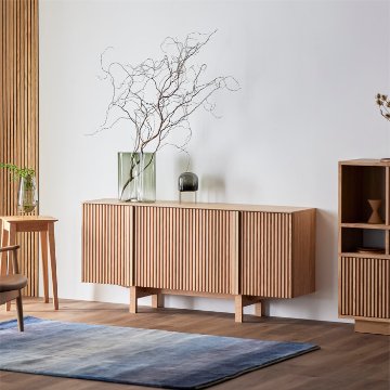 セラン サイドボード（Serein Sideboard）｜ダイニングと高さを揃える建築美。天然木無垢材の縦格子が空間を繋ぐ国産ミドルボードの画像