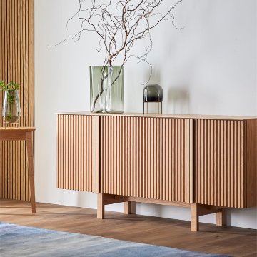 セラン サイドボード（Serein Sideboard）｜ダイニングと高さを揃える建築美。天然木無垢材の縦格子が空間を繋ぐ国産ミドルボードの画像