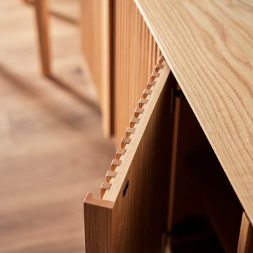 セラン サイドボード（Serein Sideboard）｜ダイニングと高さを揃える建築美。天然木無垢材の縦格子が空間を繋ぐ国産ミドルボードの画像