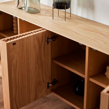 セラン サイドボード（Serein Sideboard）｜ダイニングと高さを揃える建築美。天然木無垢材の縦格子が空間を繋ぐ国産ミドルボードの画像