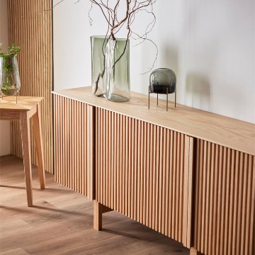 セラン サイドボード（Serein Sideboard）｜ダイニングと高さを揃える建築美。天然木無垢材の縦格子が空間を繋ぐ国産ミドルボードの画像