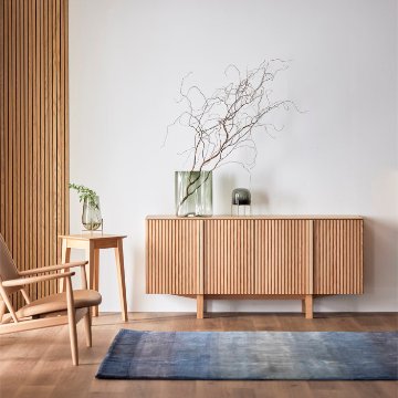 セラン サイドボード（Serein Sideboard）｜ダイニングと高さを揃える建築美。天然木無垢材の縦格子が空間を繋ぐ国産ミドルボードの画像