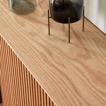 セラン サイドボード（Serein Sideboard）｜ダイニングと高さを揃える建築美。天然木無垢材の縦格子が空間を繋ぐ国産ミドルボードの画像