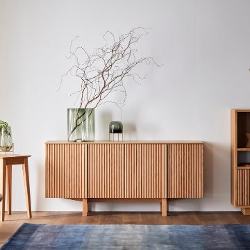 セラン サイドボード（Serein Sideboard）｜ダイニングと高さを揃える建築美。天然木無垢材の縦格子が空間を繋ぐ国産ミドルボードの画像