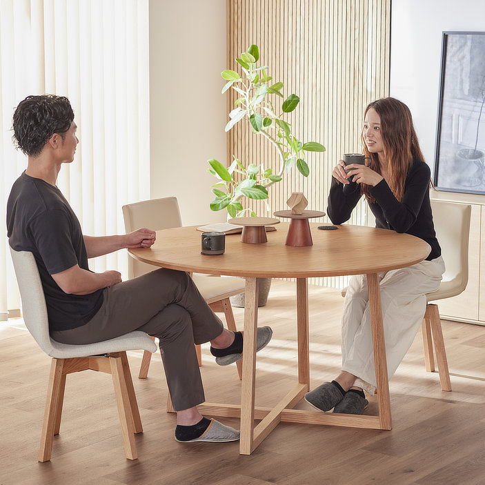パラディ ダイニングテーブル（Paradis Dining Table）｜無垢材・円形・日本製の画像