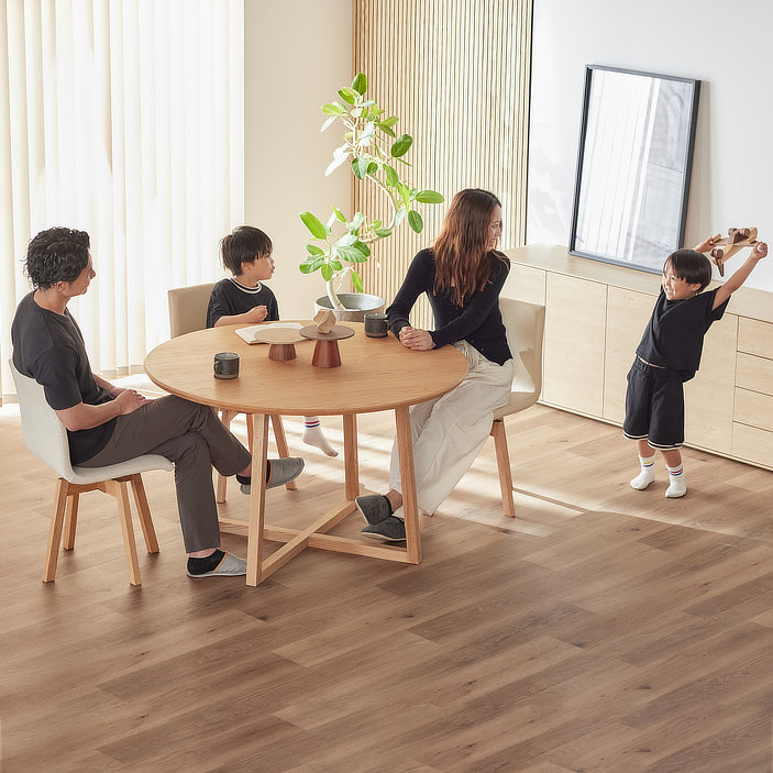 パラディ ダイニングテーブル（Paradis Dining Table）｜無垢材・円形・日本製の画像