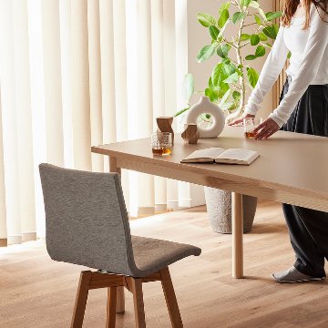 ロタンテ ダイニングチェア｜機能美を極めたコンパクトな回転式チェア・選べる3種の樹種と9種の張地・日本製・完成品の画像