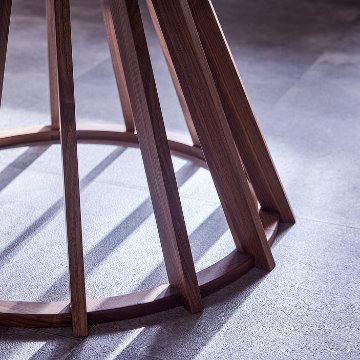 アラクネ（Arachne） 無垢材 円形ダイニングテーブル ｜ 職人技が光る独創的な脚部デザインと、空間を広く見せる円卓の融合の画像