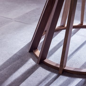 アラクネ（Arachne） 無垢材 円形ダイニングテーブル ｜ 職人技が光る独創的な脚部デザインと、空間を広く見せる円卓の融合の画像