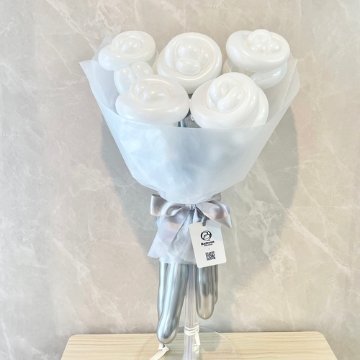 white×silver rose balloon bouquetの画像