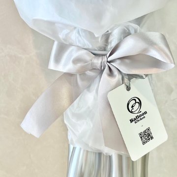 white×silver rose balloon bouquetの画像