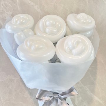 white×silver rose balloon bouquetの画像