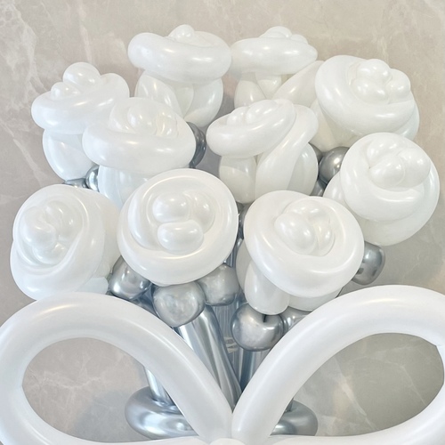 white×silver rose balloon bouquet(M)の画像