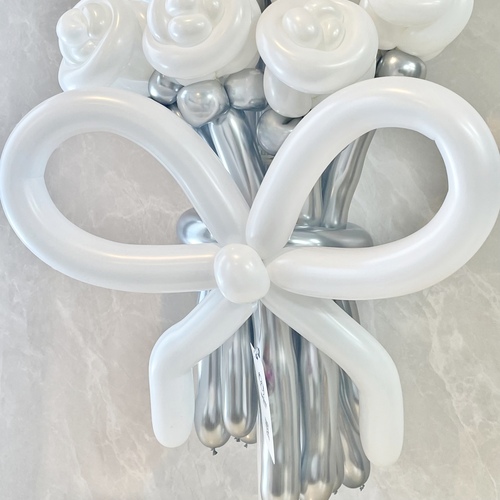 white×silver rose balloon bouquet(M)の画像