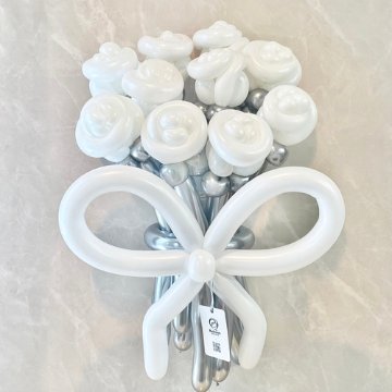 white×silver rose balloon bouquet(M)の画像