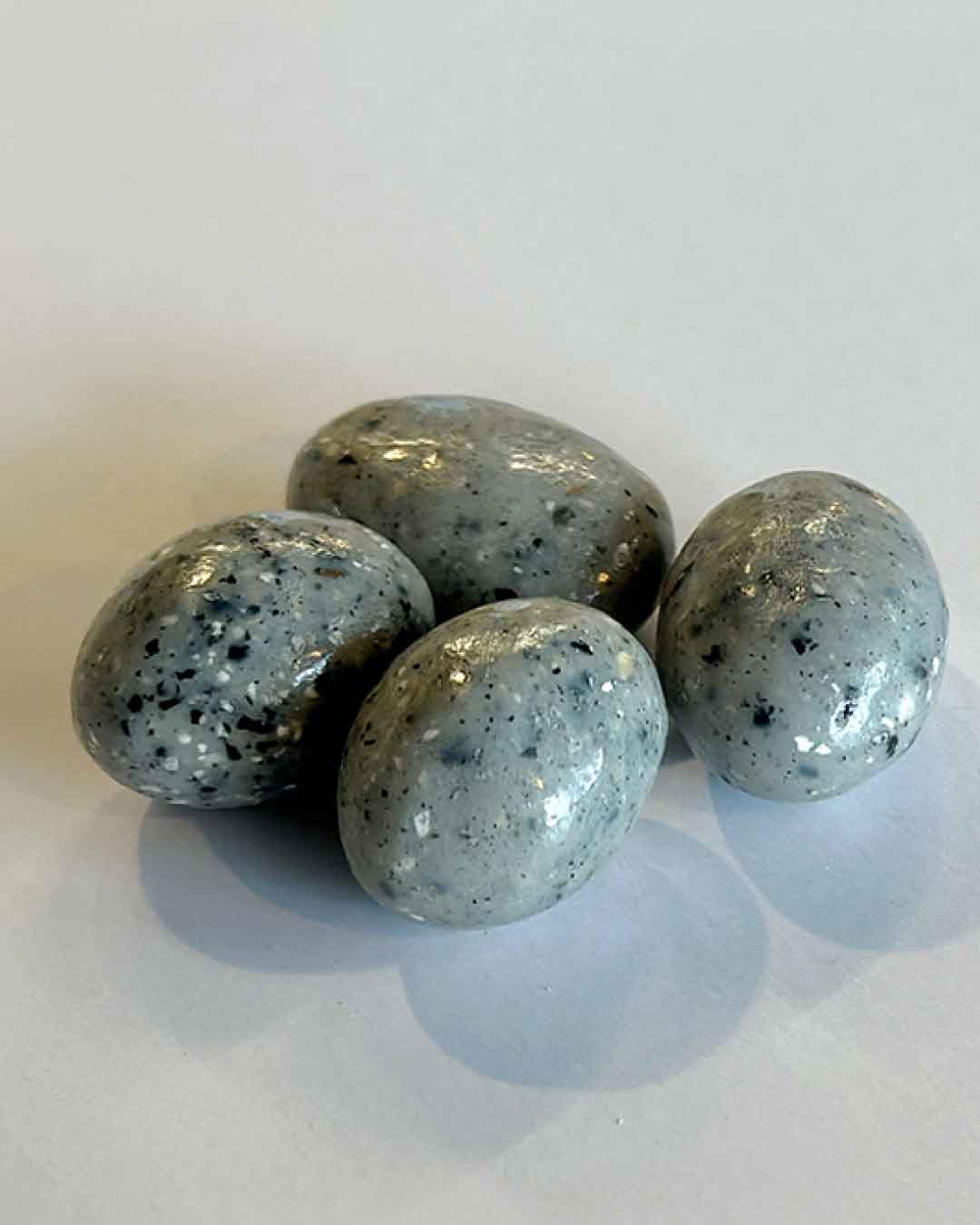 小豆島　石チョコ（黒ごまアーモンド）｜春日堂の画像