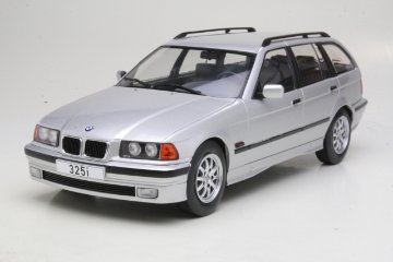 MCG 1/18 BMW 325i E36 ツーリング 1995 シルバー モデルカー画像