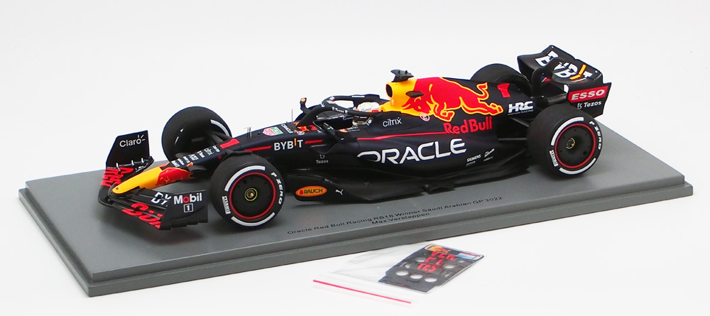 スパーク 1/18 レッドブル レーシング RB18 マックス フェルスタッペン 2022年 サウジアラビアGP ウィナー ピットボード付の画像