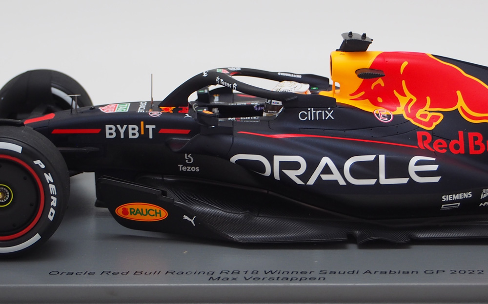 スパーク 1/18 レッドブル レーシング RB18 マックス フェルスタッペン 2022年 サウジアラビアGP ウィナー ピットボード付｜CLUB  WINNERS 登録番号 T7180001059953