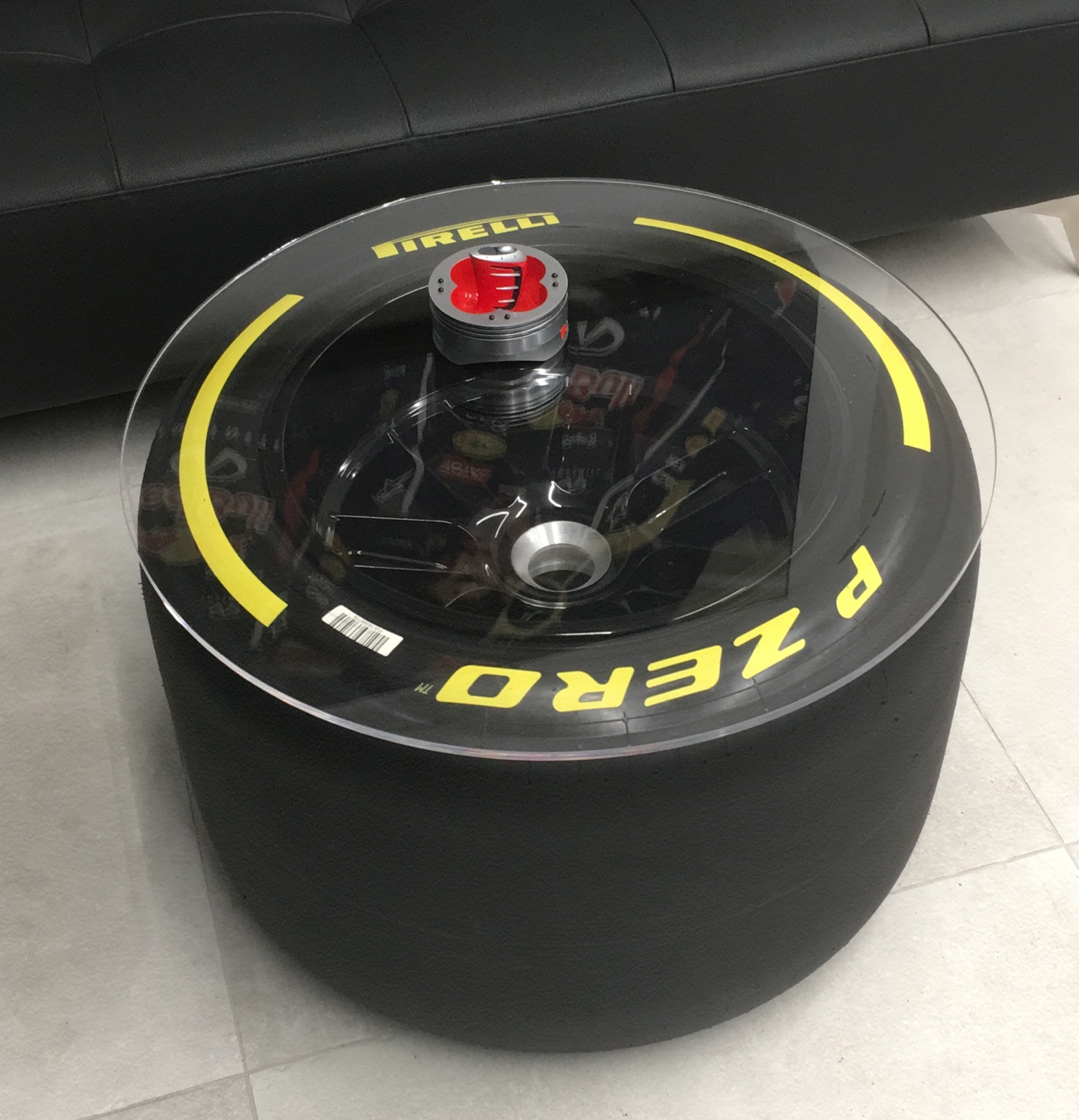 PIRELLI 1/1スケール 18インチホイール タイヤ テーブル イエロー