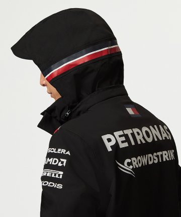 2023 メルセデス AMG ペトロナス チーム レイン ジャケット画像