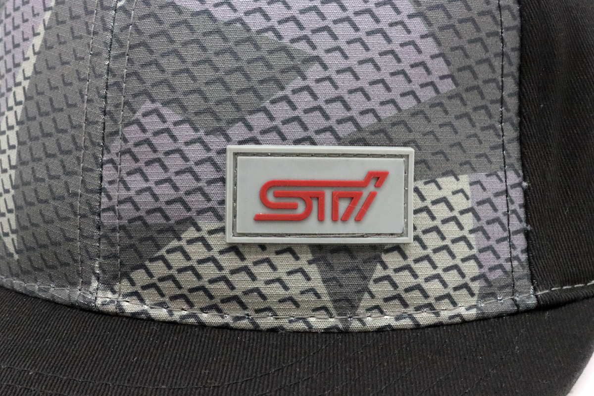 スバル SUBARU STI チノ ラバーロゴ フラット キャップ / ブラック 画像