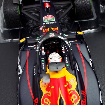 ミニチャンプス 1/18 2022年 オラクル レッドブル レーシング RB18 マックス フェルスタッペン 日本GP ウィナー / ピットボード付き画像