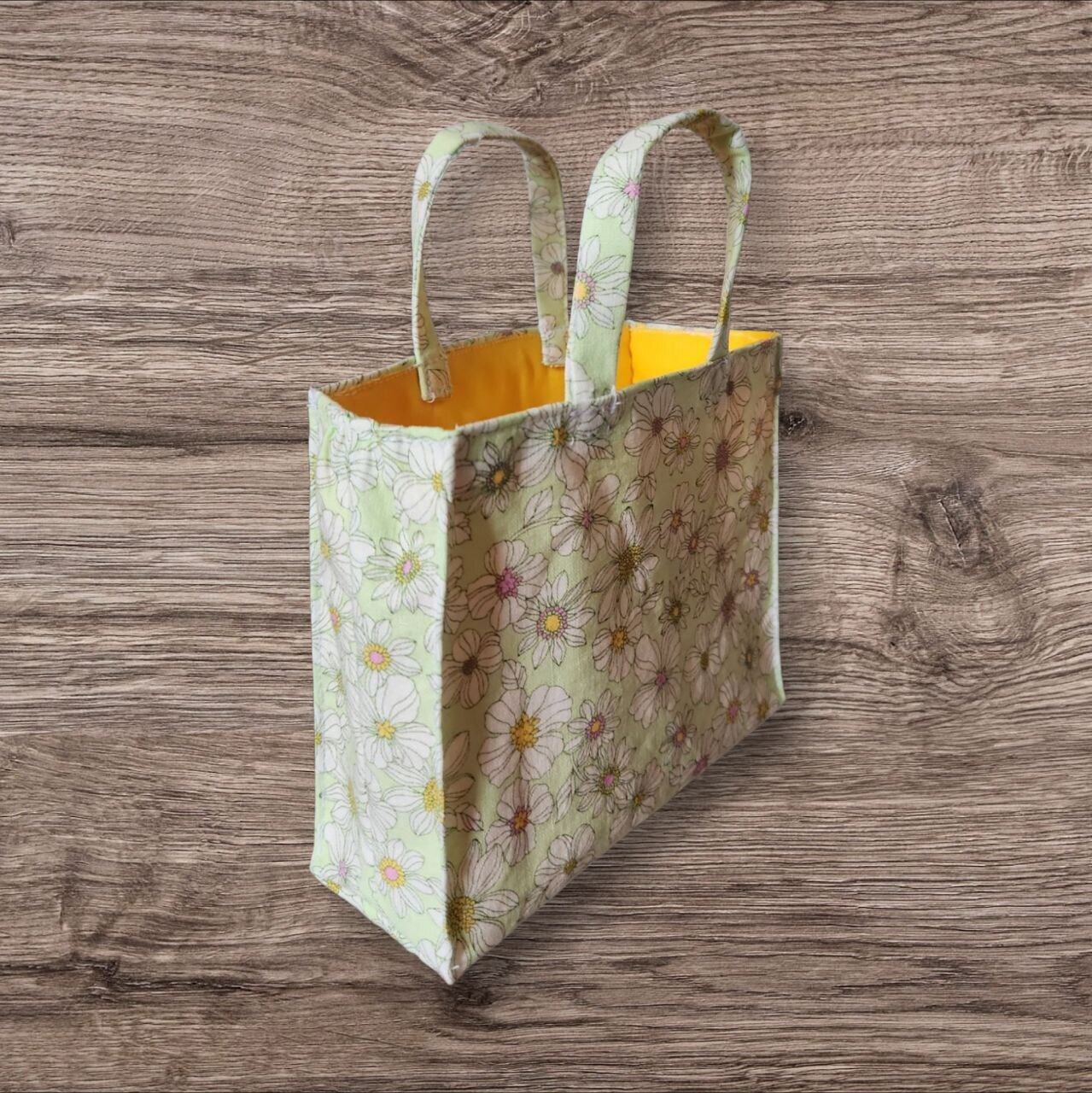 ミニトートバッグ BOX型 緑 花柄 黄色 裏地 ハンドメイド 布バッグ 小さめ トートバッグ マチ付き 手提げバッグ 小物入れ バッグインバッグ 収納 整理 花柄バッグ レディース かわいいの画像
