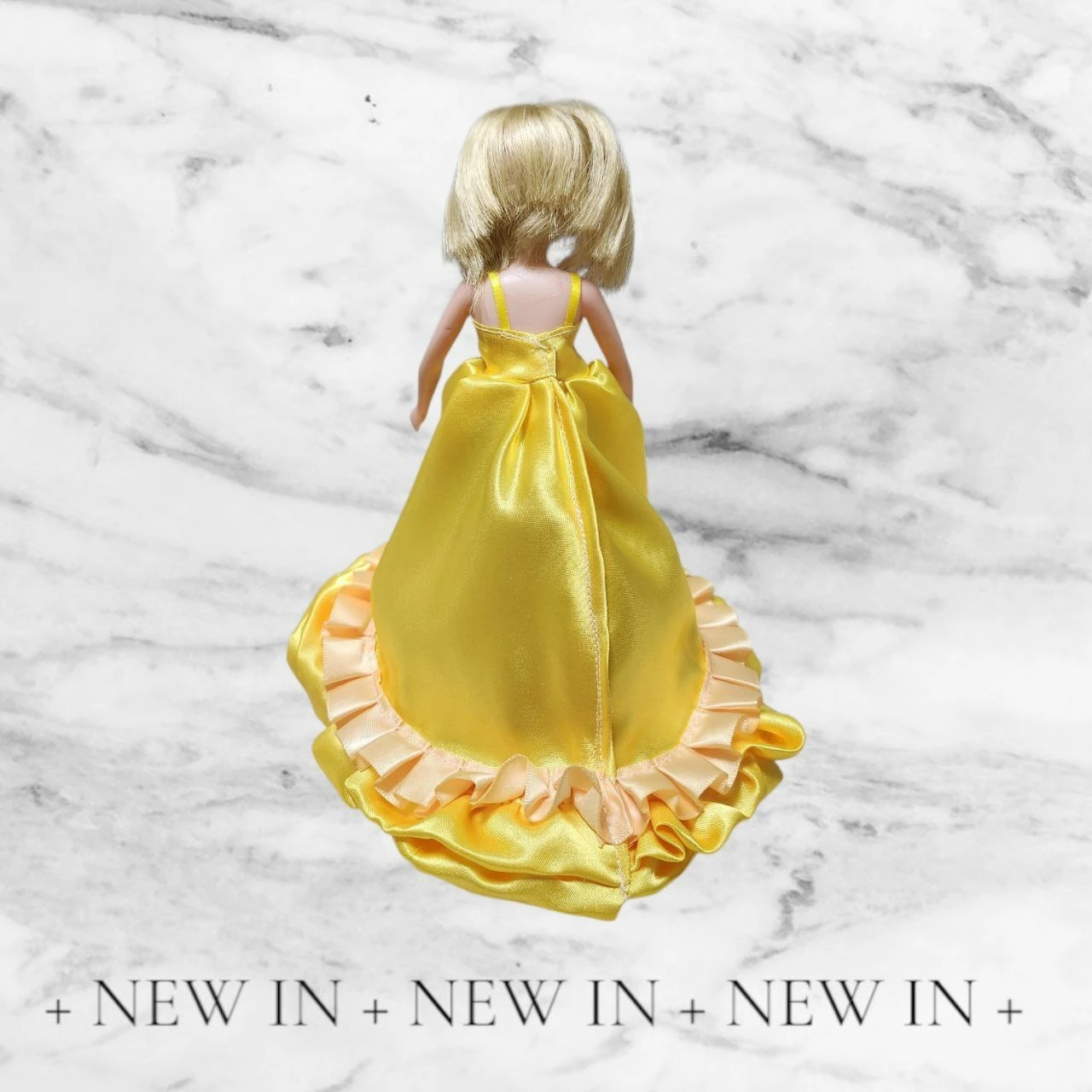 22cmドール用 ドレス ピアス 二点セット イエロー サテン プリンセス風 アウトフィット 着せ替え 人形用 衣装 ハンドメイド お姫様 かわいい フォーマル 撮影 コーデの画像