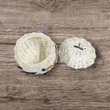 クラフトバンド ふたつき小物入れ シマエナガの画像