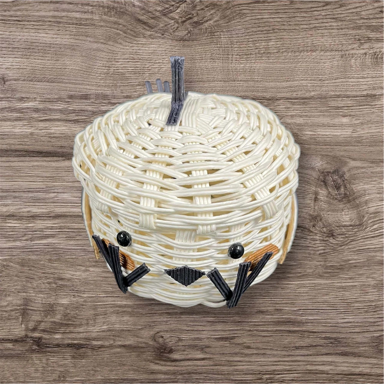 クラフトバンド ふたつき小物入れ シマエナガの画像