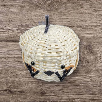 クラフトバンド ふたつき小物入れ シマエナガの画像