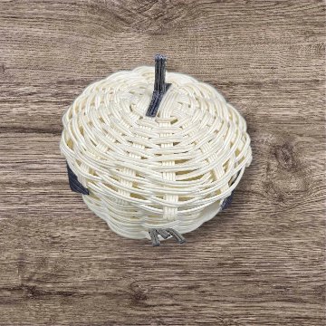 クラフトバンド ふたつき小物入れ シマエナガの画像