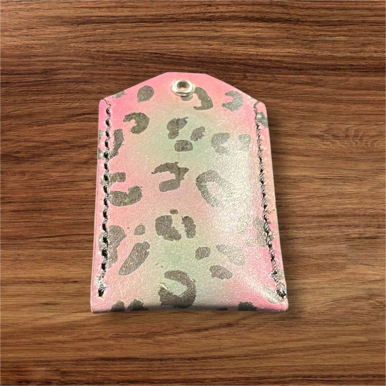 本革 レザー お守りケース ヒョウ柄 メンズ レディース 日本製 誕生日 革婚式 還暦祝い 持ち運び 紛失防止 汚れ防止ピンク系 ハンドメイドの画像