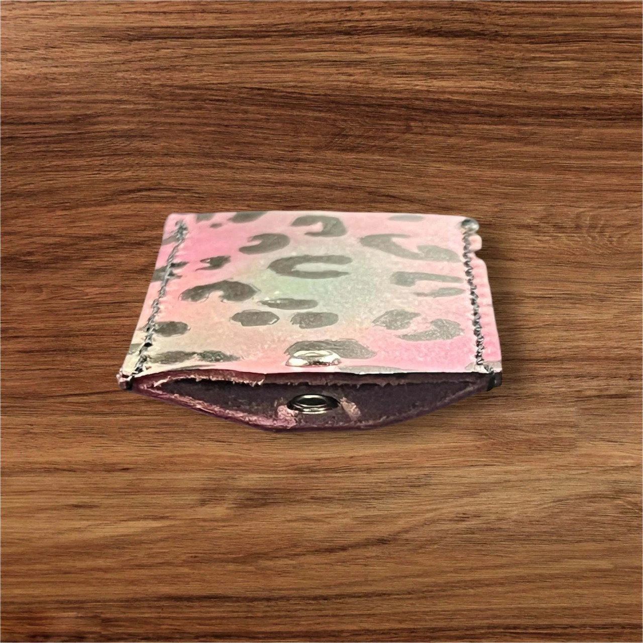 本革 レザー お守りケース ヒョウ柄 メンズ レディース 日本製 誕生日 革婚式 還暦祝い 持ち運び 紛失防止 汚れ防止ピンク系 ハンドメイドの画像