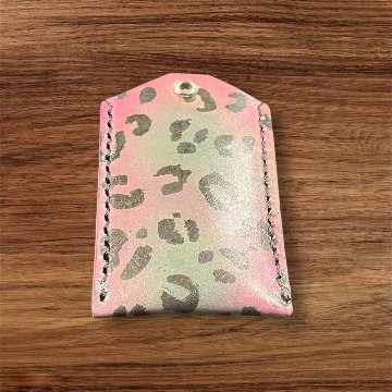 本革 レザー お守りケース ヒョウ柄 メンズ レディース 日本製 誕生日 革婚式 還暦祝い 持ち運び 紛失防止 汚れ防止ピンク系 ハンドメイドの画像