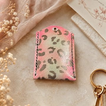 本革 レザー お守りケース ヒョウ柄 メンズ レディース 日本製 誕生日 革婚式 還暦祝い 持ち運び 紛失防止 汚れ防止ピンク系 ハンドメイドの画像