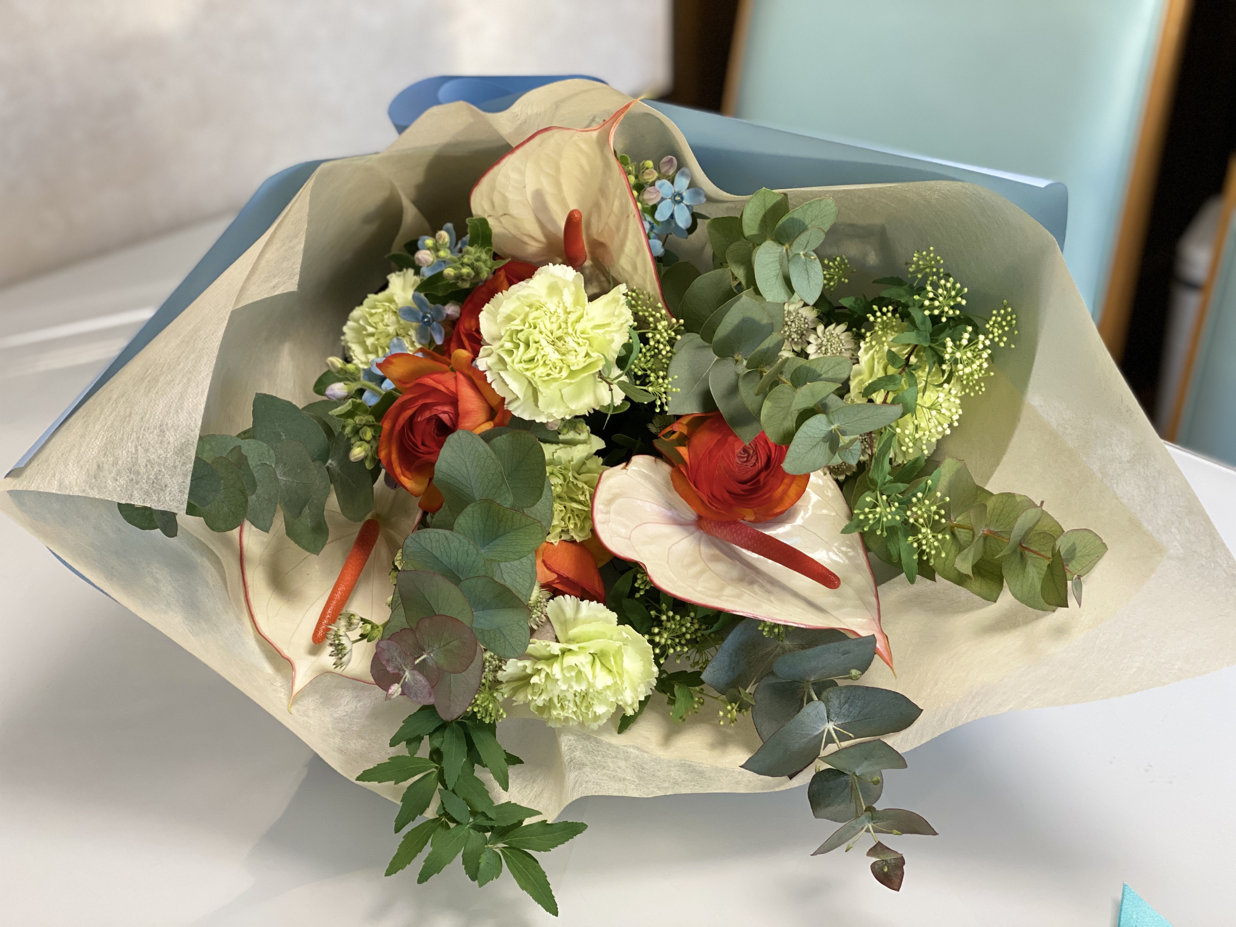 アンスリュームとユーカリの花束の画像