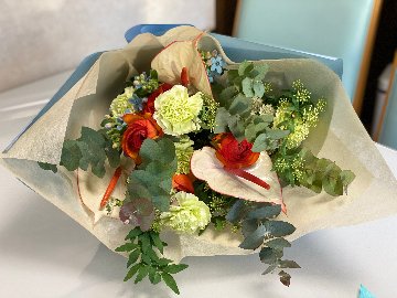 アンスリュームとユーカリの花束の画像