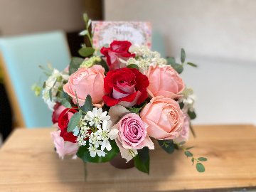 ピンク＆レッドローズのアレンジメントの画像