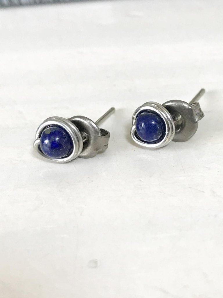 ラピスラズリー4㎜（ワイヤー巻）ピアスの画像