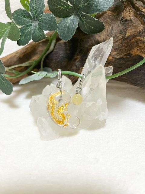 水晶勾玉ペンダント（金龍)とアラゴナイトチャームの画像