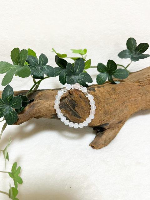 ホワイトカルセドニーとローズクォーッと水晶のブレスの画像