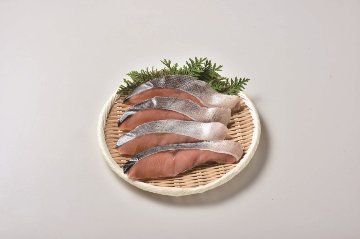 【北海道直送】 三協水産 北海道日高沖　船上活〆桜鱒切身と秋鮭切身 【全国送料込】(沖縄・離島除く)の画像