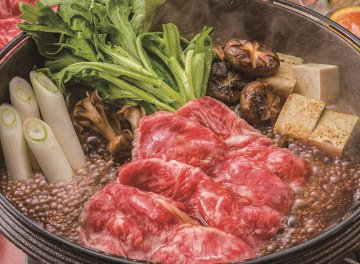 【北海道直送】 東日本フード 北海道の銘柄牛　白老牛肩ロースすき焼き　350ｇ 【全国送料込】(沖縄・離島除く)の画像