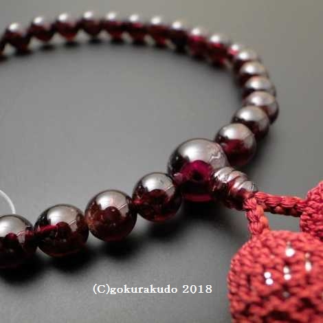 数珠 女性用 総ガーネット（上級品）主玉8mm玉 正絹頭付房エンジ色の画像