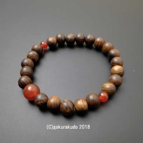 数珠ブレス 主玉（おもだま）栴檀（せんだん）9mm玉、メノウ入りの画像